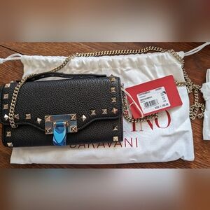 NEW - Valentino Garavani - Rockstud Grainy Calfskin Wallet with Chain St…